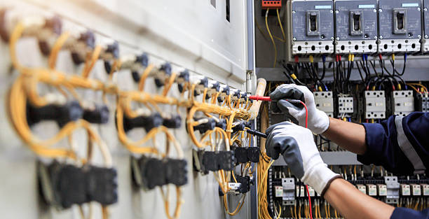Professional Electrician technician working in Excelsior Springs, MO
